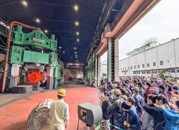 鍛造プレス実演